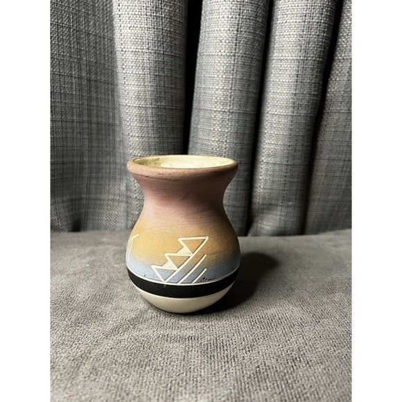 VTG Sioux Pottery Native American Vase Planter Signed 4” Indiana Pastel Colors - Picture 3 of 11